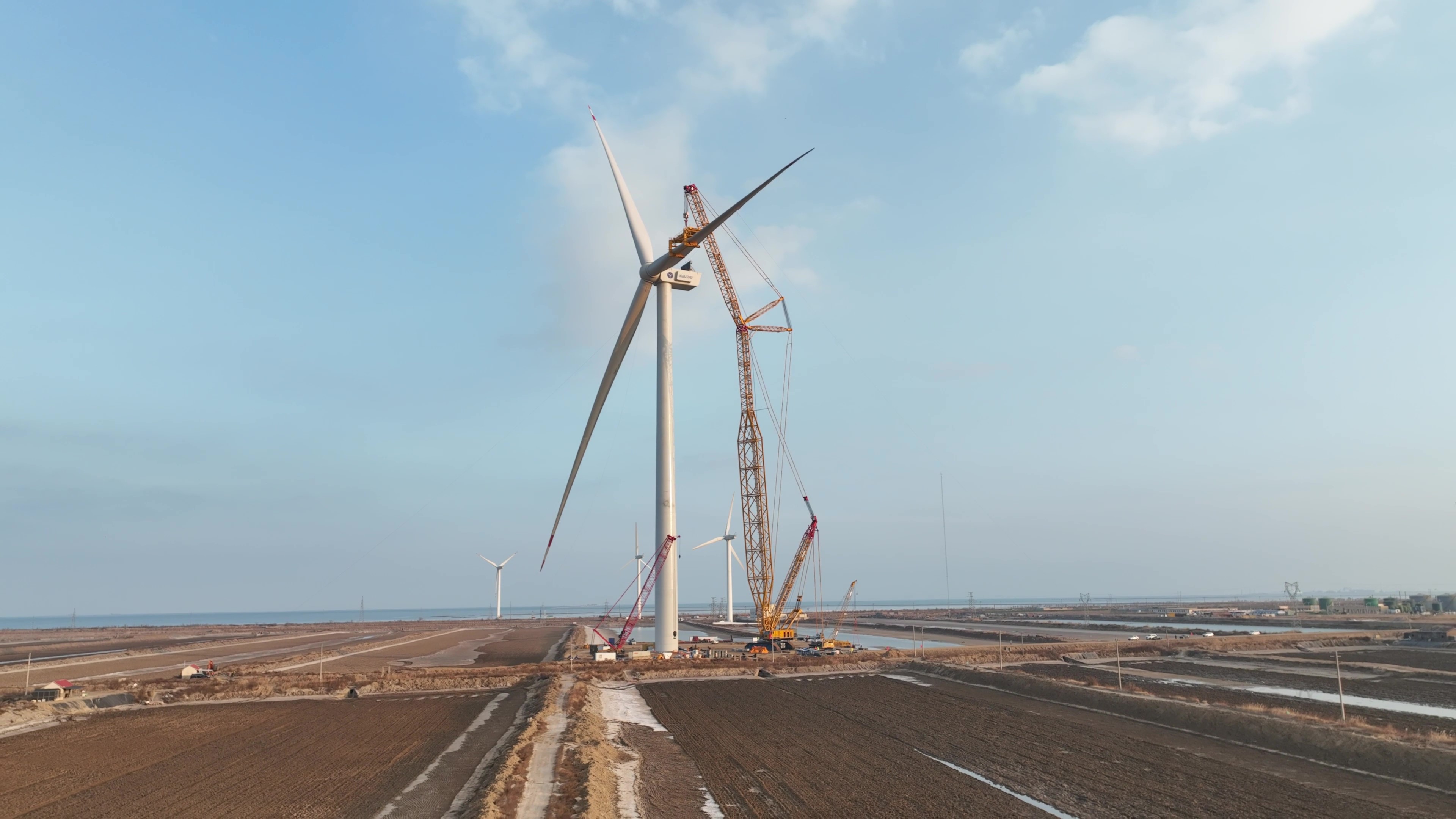 經(jīng)年打磨今朝亮劍！威尼斯9499登錄入口股份深遠(yuǎn)海16MW“海鷹”平臺(tái)吊裝成功